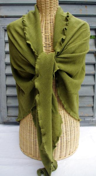 Invero Dreiecktuck Gina bambus um die Schultern gelegt und geknotet auf Kleiderpuppe